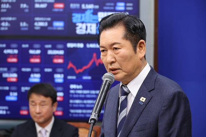 민주당 정청래 대표가 22일 국회에서 긴급 기자회견을 열고 조국혁신당과의 합당을 제안하고 있다. 연합뉴스