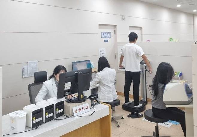 마포구보건소 마포건강관리센터에서 대사증후군 검진을 받는 모습ⓒ마포구 제공