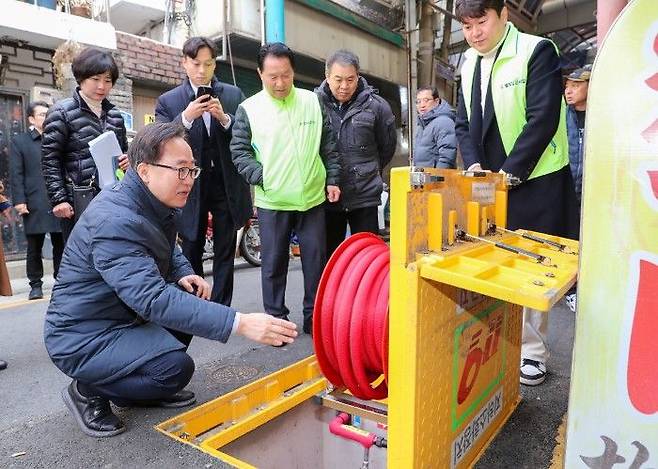 유성훈 금천구청장이 관내 소화설비를 점검하고 있다.ⓒ금천구 제공