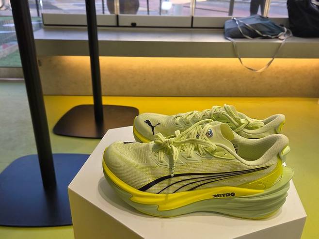 글로벌 스포츠 브랜드 푸마(PUMA)가 최상의 퍼포먼스를 자랑하는 러닝화 '디비에이트 나이트로(Deviate NITRO) 4' 시리즈를 23일 공개했다. ⓒ데일리안 남가희 기자