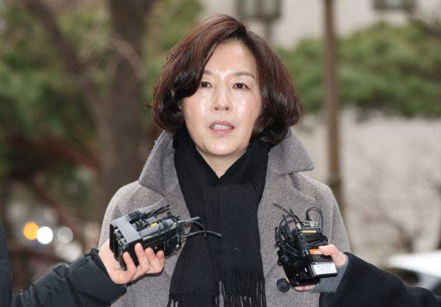 강선우 의원에게 '공천헌금' 1억원을 전달한 혐의를 받는 김경 서울시의원이 피의자 신분으로 조사를 받기 위해 지난 18일 서울경찰청 공공범죄수사대로 출석하면서 취재진 질문에 답변하고 있다.ⓒ연합뉴스