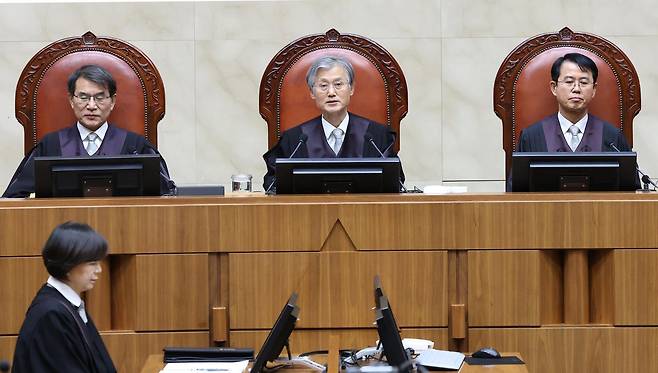 조희대 대법원장이 22일 오후 서울 서초구 대법원 대법정에서 열린 전원합의체 선고에서 발언하고 있다.  대법원 전원합의체는 이날 5·18민주화운동 유족 33명이 정부를 상대로 제기한 정신적 손해에 대한 청구 소송 상고심 판결을 선고한다. 2026.1.22 뉴스1