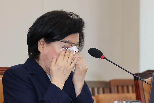 이혜훈 기획예산처 장관 후보자가 23일 오후 서울 여의도 국회 재정경제기획위원회에서 열린 인사청문회에서 자녀 이야기를 하다 눈물을 닦고 있다.