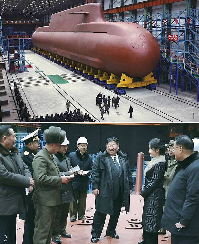 1 북한 원잠 '핵동력 전략 유도탄 잠수함'. 2 김정은과 딸 김주애가 2025년 12월 '핵동력 전략 유도탄 잠수함' 건조 현장을 방문했다. /사진 노동신문