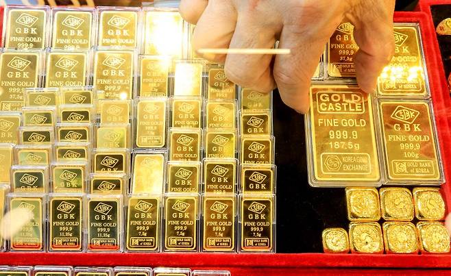 서울 종로구 한 금은방에서 직원이 골드바를 정리하고 있다. 뉴스1