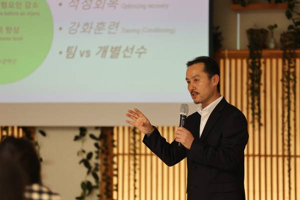 넥슨 '그라운드.N' 중 '스토브리그'에서 진행된 정태석 스피크재활의학과 대표원장의 부상 방지 교육. 넥슨 제공