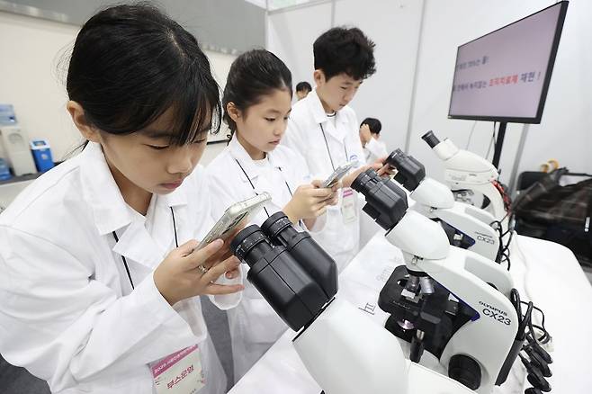 서울 서초구 aT센터에서 열린 '2025 서울진로직업박람회'에서 학생들이 과학실험 시연을 하고 있다.2025.7.16.(사진=저작권자(c) 연합뉴스, 무단 전재-재배포 금지)