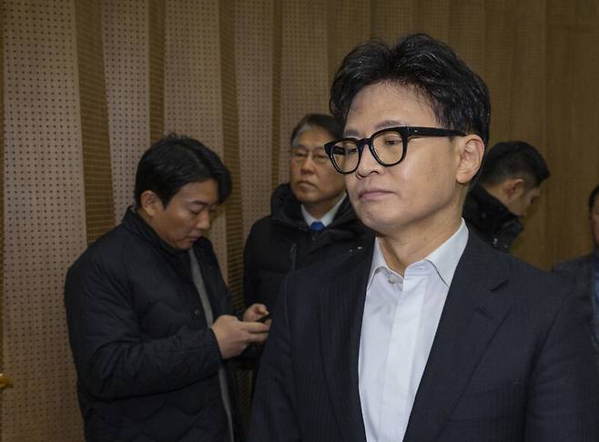 한동훈 전 국민의힘 대표가 지난 14일 당 윤리위원회가 본인을 제명 결정한 것과 관련한 기자회견을 마친 뒤 의원들과 회견장을 빠져나오고 있다. 연합뉴스