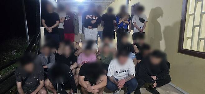청와대는 캄보디아 스캠 조직 한국 국적 피의자 73명을 22일 강제송환한다고 밝혔다. 사진은 검거 모습. 초국가범죄특별대응TF 제공
