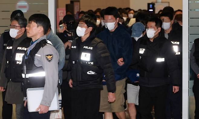 캄보디아 범죄 조직에서 활동하며 우리 국민 869명에게서 약 486억원을 편취한 한국인 피의자 73명이 23일 오전 전세기를 타고 인천국제공항 제2여객터미널로 강제 송환되고 있다. 정용일 선임기자 yongil@hani.co.kr