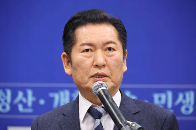 정청래 더불어민주당 대표가 22일 국회에서 조국혁신당과의 합당을 제안하는 기자회견을 하고 있다. 연합뉴스