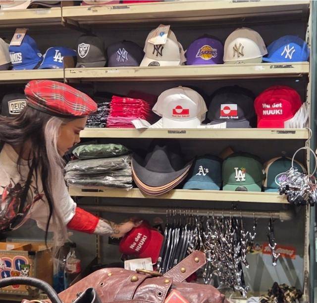 21일 덴마크 코펜하겐에 위치한 빈티지 의류점에서 직원이 그린란드를 지키기 위해 제작한 모자를 보여주고 있다. 코펜하겐=정승임 특파원