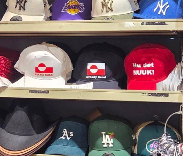 21일 덴마크 코펜하겐에 위치한 빈티지 의류점에서 직원이 그린란드를 지키기 위해 제작한 모자를 보여주고 있다. 코펜하겐=정승임 특파원