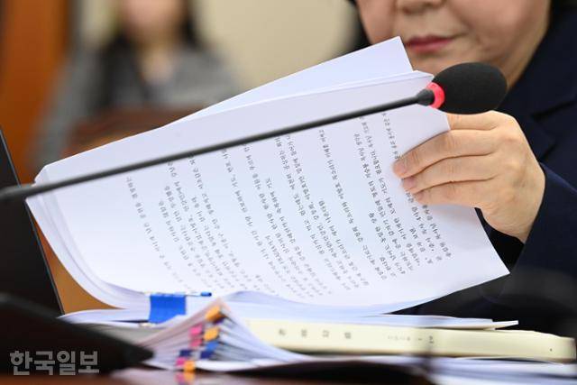 이혜훈 기획예산처 장관 후보자가 23일 국회 재정경제기획위원회에서 열린 인사청문회에서 천하람 개혁신당 의원에게 받은 비망록을 보고 있다. 최주연 기자