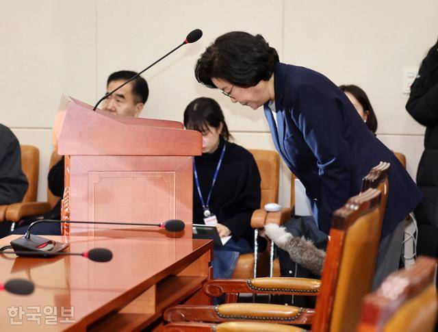 이혜훈 기획예산처 장관 후보자가 23일 국회에서 열린 재정경제기획위원회 인사청문회에서 모두발언을 하던 중 각종 의혹에 대해 사과를 하고 있다. 최주연 기자