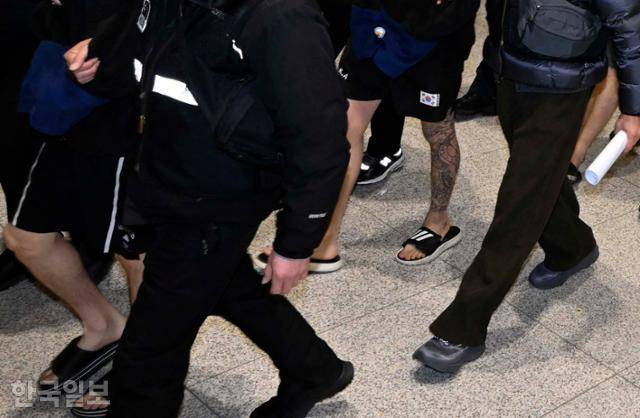 캄보디아에서 스캠(사기), 미성년 성범죄, 인질강도 등 범죄를 벌여오다 강제 송환된 한국인 범죄 조직원들이 23일 인천국제공항 2터미널 입국장으로 들어오고 있다. 영종도=강예진 기자