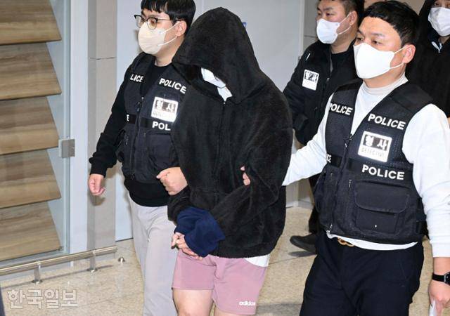 캄보디아에서 스캠(사기), 미성년 성범죄, 인질강도 등 범죄를 벌여오다 강제 송환된 한국인 범죄 조직원들이 23일 인천국제공항 2터미널 입국장으로 들어오고 있다. 영종도=강예진 기자