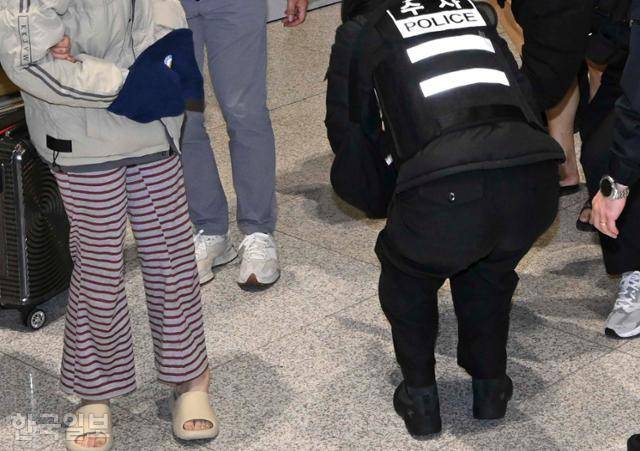 캄보디아에서 스캠(사기), 미성년 성범죄, 인질강도 등 범죄를 벌여오다 강제 송환된 한국인 범죄 조직원들이 23일 인천국제공항 2터미널 입국장으로 들어오고 있다. 영종도=강예진 기자