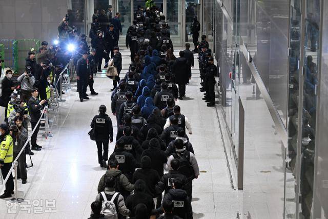 캄보디아 스캠 조직 한국 국적 피의자 73명이 23일 강제 송환되어 인천국제공항 2여객터미널을 통해 들어오고 있다. 영종도=박지연 인턴기자