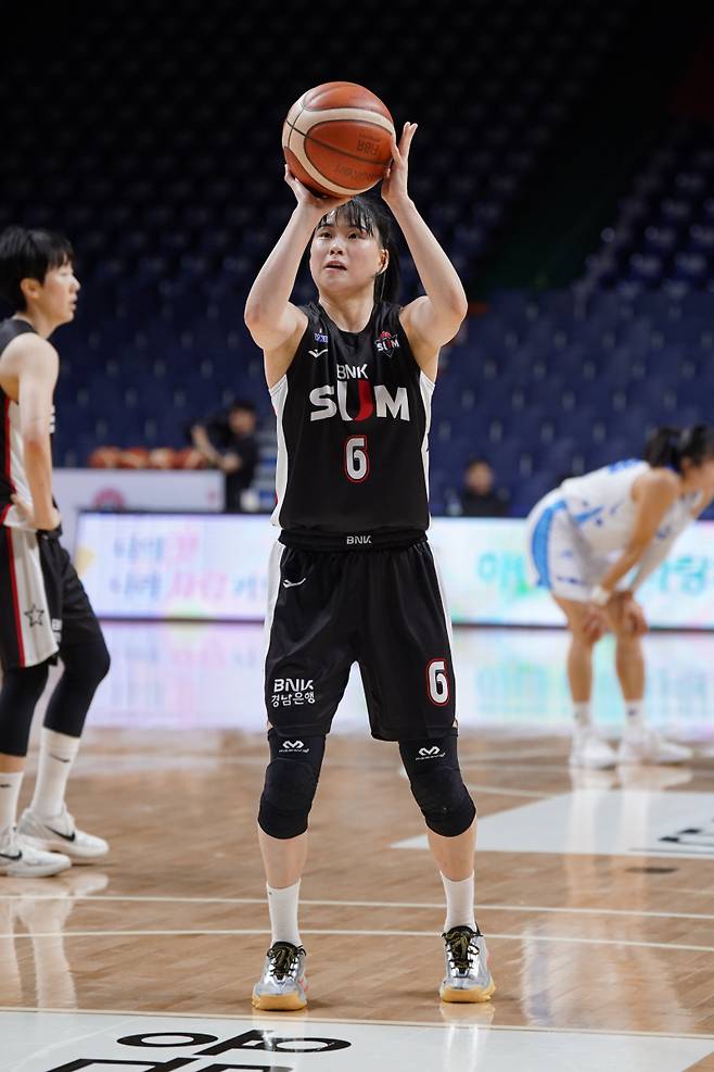 BNK 이소희가 21일 부산 사직체육관에서 열린 우리은행과의 BNK금융 2025~26 WKBL 홈경기서 자유투를 시도하고 있다. 사진=WKBL
