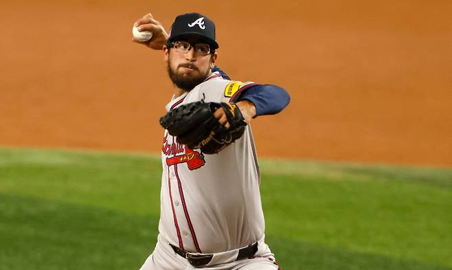 <yonhap photo-2082=""> ARLINGTON, TX - JULY 26: Dane Dunning #34 of the Atlanta Braves pitches against the Texas Rangers during the fifth inning at Globe Life Field on July 26, 2025 in Arlington, Texas. Ron Jenkins/Getty Images/AFP (Photo by Ron Jenkins / GETTY IMAGES NORTH AMERICA / Getty Images via AFP)/2025-07-27 11:01:57/ <저작권자 ⓒ 1980~2025 ㈜연합뉴스. 무단 전재 재배포 금지, AI 학습 및 활용 금지></yonhap>