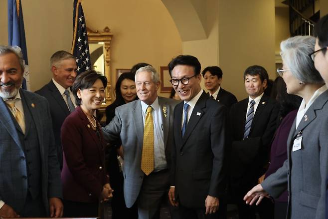김민석 국무총리가 22일(현지시간) 미국 의사당을 방문해 하원 주요 인사들과 인사하고 있다. 국무총리실 제공