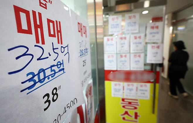 22일 서울의 한 부동산 중개업소에 매물 광고가 게시돼 있다. 125㎥ 아파트의 매도 희망가가 30억원에서 2억5000만원 오른 32억5000만원으로 고쳐졌다. 이날 한국부동산원에 따르면 이달 셋째 주(19일) 기준 서울 아파트값은 전주 대비 0.29% 올라 50주 연속 상승을 이어갔다. [뉴시스]