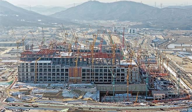 경기도 용인 반도체 클러스터 일반산업단지 공사 현장. 경기도는 공기 단축과 비용 절감을 위해 용인~이천 지방도를 신설하고 송전선을 묻는 전력 공급 프로젝트를 추진하기로 했다. [연합뉴스]