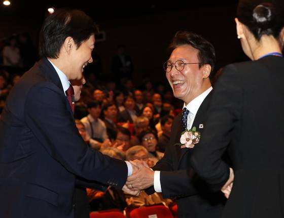 김민석 국무총리가 지난해 10월 16일 오전 경남 창원 마산회원구 3·15아트센터 대극장에서 열린 제46주년 부마민주항쟁기념식에 참석해 조국 당시 조국혁신당 비상대책위원장과 악수하고 있다. 뉴스1