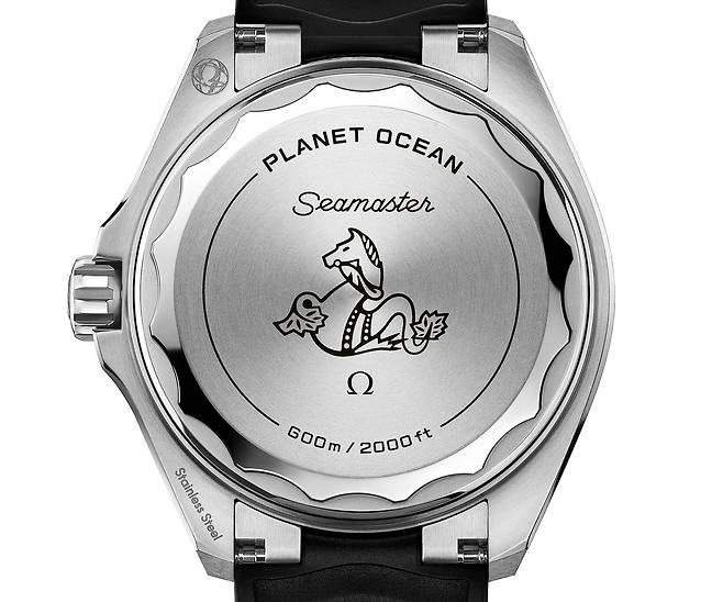 티타늄 소재 백케이스. 씨마스터를 상징하는 해마 문양을 새겼다. 사진 오메가