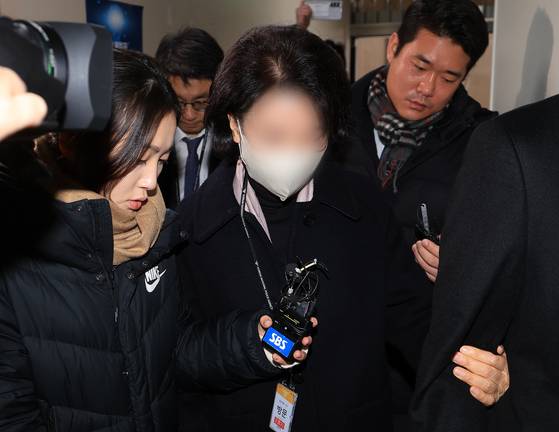 한학자 통일교 총재의 전 비서실장 정원주씨가 지난달 28일 서울 서대문구 경찰청 국가수사본부에 출석하는 모습. 뉴스1