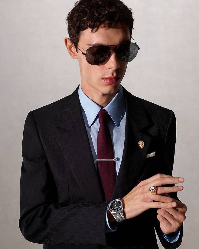 시선을 사로잡는 테일러드 수트 스타일을 입은 캐릭터 디레토레(Direttore). 사진 구찌