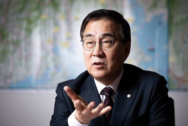 최형두 국민의힘 의원은 14일 월간중앙 인터뷰에서 “과도한 징벌적 손배를 부과하면 우리 사회 전반이 자기 검열하게 되는 위축 효과가 나타날 것”이라고 말했다. 최영재 기자