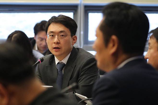 박지원 더불어민주당 최고위원이 23일 충북 진천선수촌에서 열린 최고위원회의에서 전날 정청래 대표의 조국혁신당 합당 발언과 관련한 발언을 하고 있다. 뉴스1