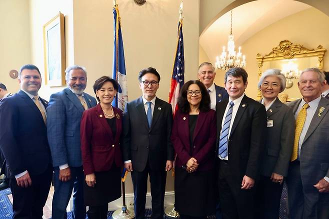 김민석 국무총리(왼쪽 네 번째)가 22일(현지시간) 미국 워싱턴 DC 연방의회 의사당을 방문해 하원 의원들 및 강경화 주미대사(오른쪽 두 번째)와 기념촬영을 하고 있다. 사진 국무총리실