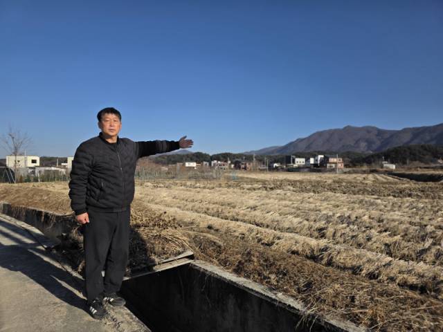 한경희 고은1리 이장이 고은리 행정복합타운 예정부지를 가리키고 있다.정민엽 기자