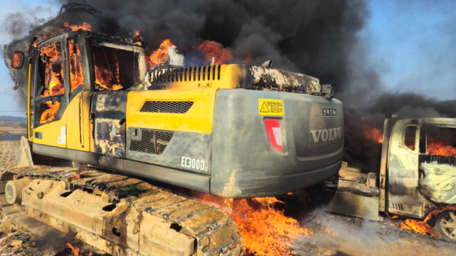 ▲ 23일 오후 2시 57분쯤 철원군 동송읍의 한 저수지 인근 공사장에서 굴삭기와 화물차에 불이나 전소됐다. 강원도소방본부 제공