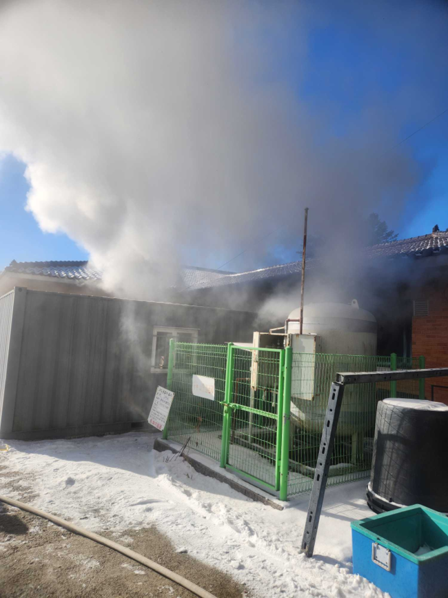 ▲ 23일 오전 10시 16분쯤 철원군 갈말읍의 한 군부대 조리실에서 불이나 식당동 100㎡가 소실, 소방당국 추산 1억 1000만원의 재산피해가 났다. 강원도소방본부 제공