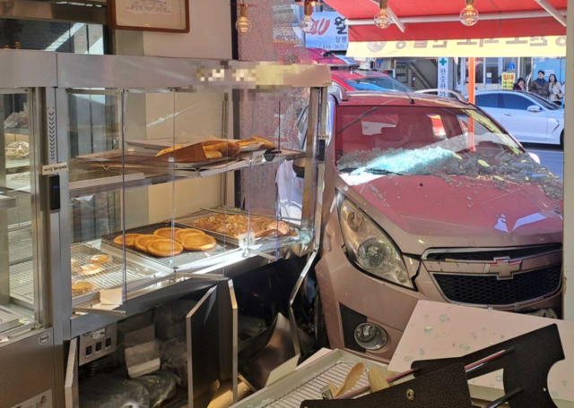 ▲ 23일 오후 12시 45분쯤 강릉시 금학동의 한 도로에서 40대가 몰던 승용차가 상가 건물로 돌진했다. 강원소방본부 제공