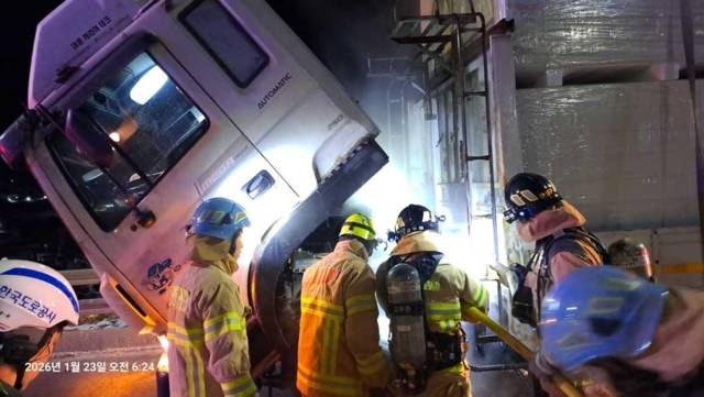 ▲ 23일 오전 5시 57분쯤 횡성군 안흥면 횡성휴게소 인근에서 4.5t 화물트럭에 불이 나 소방당국이 진화했다. 강원소방본부 제공