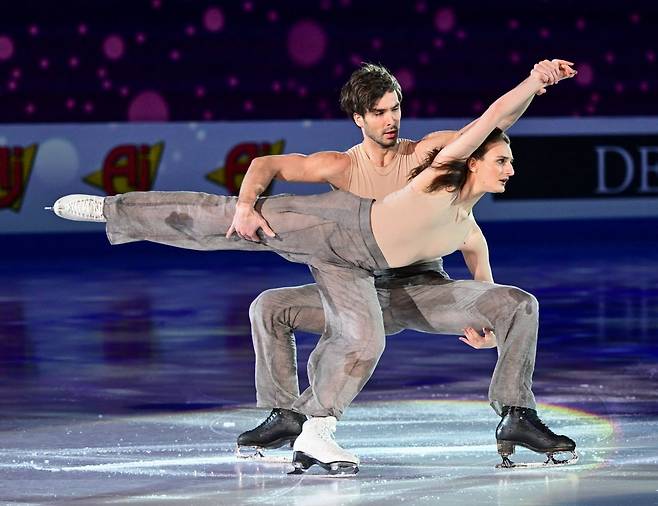 한때 '세기의 파트너'로 불리며 세계 피겨 아이스댄스를 제패했던 가브리엘라 파파다키스(31)와 기욤 시즈롱(32)이 2026 밀라노·코르티나담페초 동계올림픽을 앞두고 철천지원수 사이가 됐다. / 사진=AFP, 연합