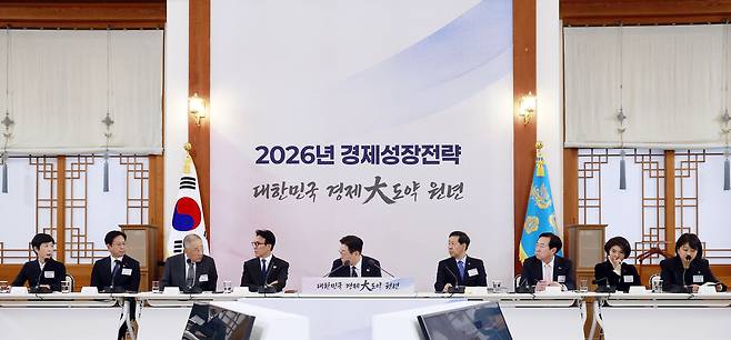 지난 9일 청와대에서 열린 경제성장전략 국민보고회에서 이재명 대통령이 김기문 중소기업중앙회장(오른쪽에서 세번째) 등과 이야기를 나누고 있다. 연합뉴스