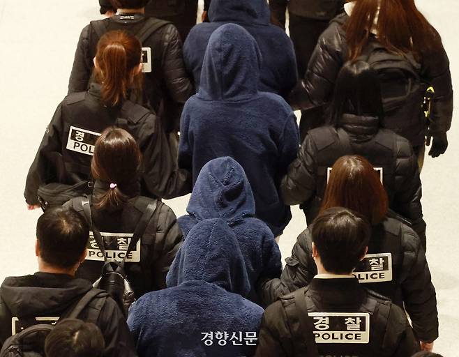 캄보디아 한국인 스캠 조직원들이 23일 인천국제공항을 통해 강제송환되고 있다. 문재원 기자