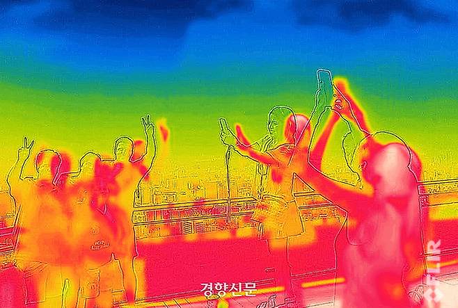 절기상 ‘소서’ 이자 서울 전 자치구에 올 여름 첫 폭염경보가 발효된 지난해 7월7일 서울 중구 남산에서 열화상 카메라로 바라본 도심이 열기로 인해 붉게 표시돼 있다.  열화상카메라는 높은 온도를 붉은 색으로, 낮은 온도를 푸른색으로 표시한다. 성동훈 기자