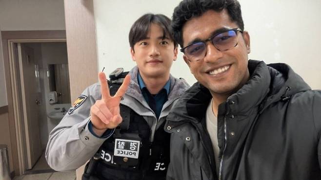 분실했던 등록금 가방을 되찾은 방글라데시 유학생 라만 빈 타즈워(오른쪽)가 23일 전북 전주덕진경찰서 아중지구대를 다시 찾아 도움을 준 김재록 순경과 함께 기념사진을 찍고 있다. 전북경찰청 제공