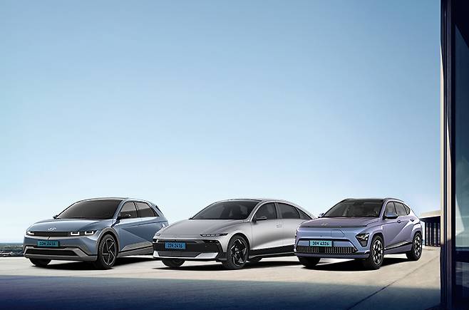 현대자동차가 전기차 보조금 공모에 발맞춰 전기차 구매 고객의 혜택을 강화하기 위해 저금리 프로모션인 ‘현대 EV 부담 Down 프로모션’의 금리를 대폭 인하한다고 23일 밝혔다. 현대차 제공