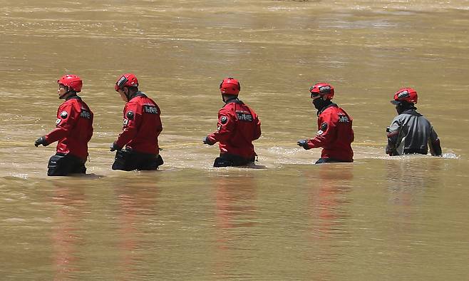 2023년 7월19일 오전 경북 예천군 호명면서 수색하던 해병대 장병 1명이 급류에 휩쓸려 실종된 가운데 119구조대가 실종 지점에서 수색에 나서고 있다. 연합뉴스
