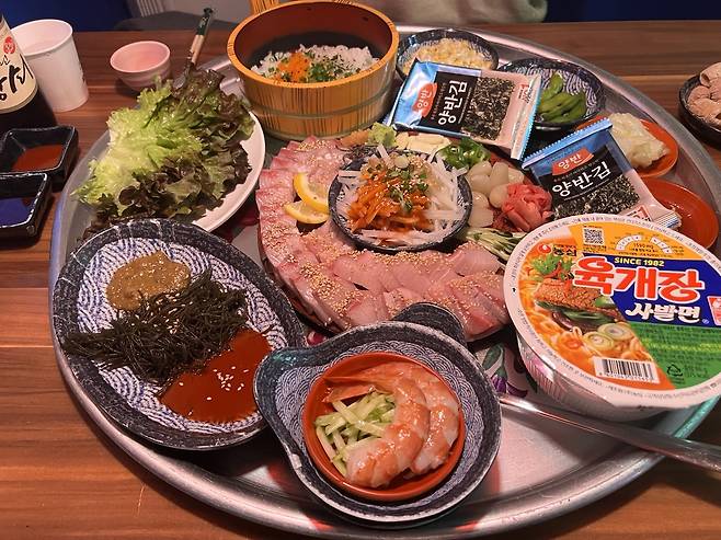 A winter signature platter of aged yellowtail sashimi at Wooki Sikdang Bada in Euljiro, Seoul (Kim Jae-heun/The Korea Herald)