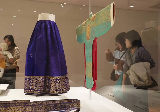 Visitors view Joseon-era royal women’s ceremonial attire on display at the National Palace Museum of Korea in Seoul, March 12, 2025. (Newsis)
