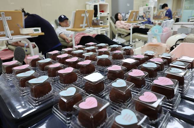 Dubai chewy cookies prepared for blood donors are displayed at a blood donation center in Busan on Friday. (Yonhap)